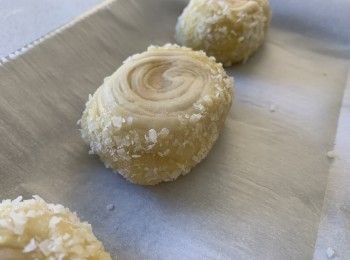 step1: 油皮<span class="group_1">食材</span> Dough Part 1
All purpose flour 250g 中筋面粉 
Dry yeast 3g 酵母
Water 160g 水

油酥部分 Dough Party 2
Oil 75g 油
Cake flour 75g 低筋面粉
Salt 2g 盐

我都很想把食谱写完整，但是到第二步骤就系统自动关闭，抱歉！
可以观看影片。谢谢