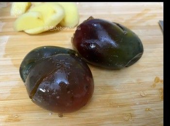 step4: 皮蛋去泥，剝殼切粒備用。