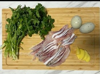 step1: 先把芫茜浸洗去除泥污。清洗後，瀝水備用。