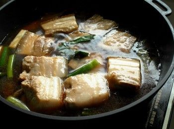 step4: 加入所有調味料與切好的三層肉，加水淹過豬肉