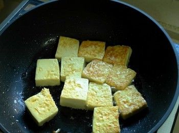 step2: 熱鍋加油，放入豆腐煎至兩面焦黃後取出備用