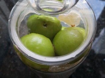 step2: 放入已消毒的釀酒玻璃瓶內，一層棗一層冰糖間格著