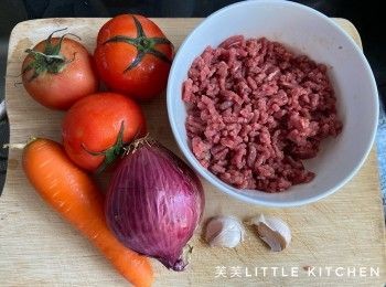 step1: 意粉放入滾水中，加入適量橄欖球及鹽，煮8分鐘後盛起放於焗盤中。
紫洋蔥去皮切碎，蕃茄去皮後，放入食物處理器中打成蓉(或直接切碎）。