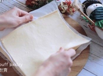 step4: 2塊酥皮對齊（要保留牛油紙防粘左一起）