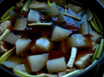 step5: 熱鍋放入所有<span class="group_2">調味料</span>以及白蘿蔔、五花肉、薑片、蔥段、月桂葉後加水至淹過<span class="group_1">食材</span>八分