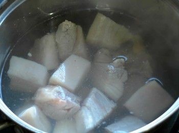 step3: 撈出白蘿蔔後放入五花肉煮2-3分鐘去掉血水，撈出。