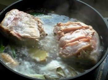 step1: 三層肉不切，去掉表面的雜毛後放入水中煮20分鐘定型，鍋中放入青花椒、月桂葉、薑片、蔥段、米酒去腥