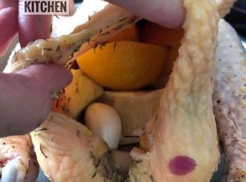 step2: 雞洗淨後徹底抹乾，將鹽、黑椒及百里香抹勻於雞表皮及內腔裡。
蒜頭、乾蔥頭去皮切半，檸檬切開一半，一同放入雞腔內。