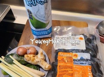 step1: 法國BB藍青口開袋後用清水清洗一下備用。冬蔭功材料包已有齊香茅、檸檬葉⋯⋯等材料（這樣就不用逐樣買）。拍鬆根部及根部切段；檸檬葉洗淨撕開(易出味)，另外我留了一些做裝飾 ;乾蔥頭去皮切開；南薑洗淨切塊。