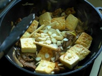 step4: 加入所有調味料拌炒均勻，放入煎好的豆腐、玉米筍以及蒜片拌炒均勻