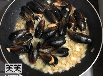 step3: 倒入青口、蒜蓉炒一會，再加入白酒後蓋上鍋蓋，煮至青口開口，加鹽及黑椒即可。