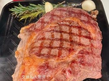step3: 坑紋鑊要超熱，放入斧頭扒煎出格仔紋，因斧頭扒柄位較長，未能全枝慢煮，所以可以用火槍或入水波爐Grill 一 Grill，Grill時間要視乎牛扒中心度，請自行測試。