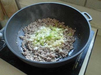 step2: 熱鍋加油，放入豬絞肉炒至粒粒分明