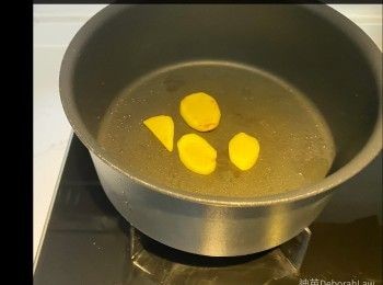 step5: 加入少許油到鍋中（小火）爆香薑。