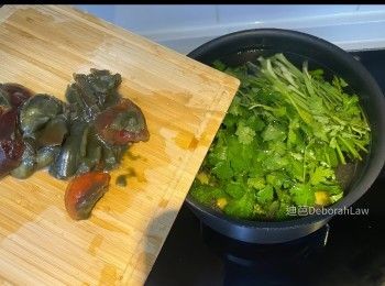 step8: 芫茜及皮蛋加入麵鍋中（中火），水滾後轉（小火）煲17分鐘。水