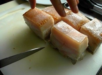 step2: 取出三層肉切成適當大小後備用