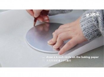 step2: 先在牛油紙畫上6吋圓形備用, 同時可把焗爐預熱至120°C