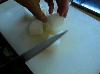 step1: 白蘿蔔去皮切小塊。五花肉切塊。