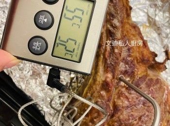 step4: 肉中心到52-55度。（請準備溫度計，溫度計量度牛扒幾成熟好重要。）
