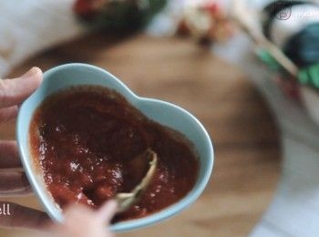 step1: 將以下材料拌勻：

Bolognese sauce 番茄醬
Tomatoes paste 茄膏
Sugar 糖
Ground Black pepper 黑椒碎
Parsley flakes 番茜葉