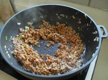 step3: 加入2/3蔥花與蒜末拌炒均勻後加入辣豆瓣醬