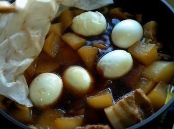 step8: 放入剝好殼的雞蛋再煮約5-10分鐘即可出鍋