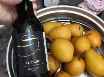 step2: 我紅酒倒入煲內亦放入咖啡糖，肉桂，丁香，八角以小火慢煮熱