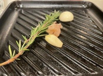 step2: 取出蒜頭和迷迭香，用牛扒肥膏起鑊，加入之前的蒜頭和迷迭香爆香