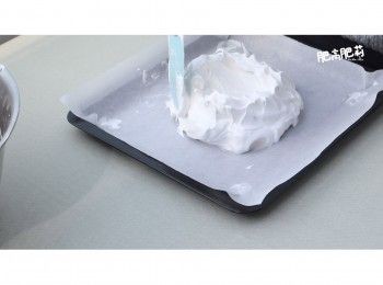 step6: 將蛋白倒在圓形中, 然後盡情自由地塑型吧~