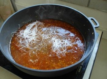 step5: 放入泡好的冬粉並蓋上蓋子，悶煮5-10分鐘至喜歡的硬度