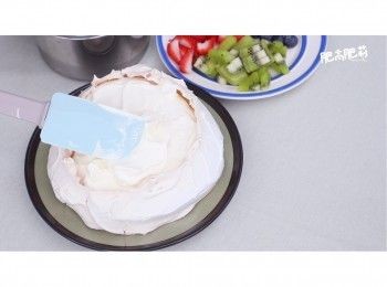 step9: 吃之前才打發淡忌廉至紋路出現, 鋪在蛋糕上