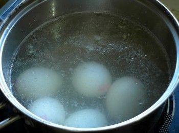 step4: 放入雞蛋煮7-8分鐘至熟後取出剝殼。