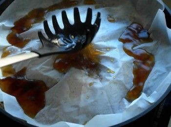 step7: 轉小火，蓋上一層烘焙紙幫助循環，燉煮約30-40分鐘。