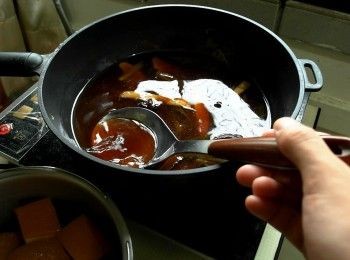 step6: 燉煮完成後，換個容器放入電鍋蒸1.5-2小時，最後在悶30分鐘時即可