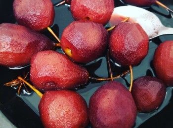 step4: 繼續慢火煮至收汁，蓋上煲內浸過夜至顏色完成變成深酒紅色為止