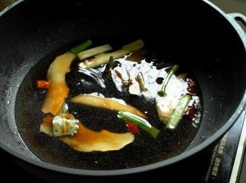 step3: 鍋中倒入少許油，放入薑片、蔥段與香料拌炒出香味