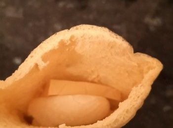 step2: 將油揚剪成兩等份,放入年糕及芝士片