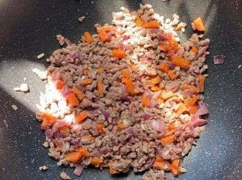 step2: 燒熱油，倒入洋蔥碎及蒜蓉炒軟，再放入免治牛肉炒熟。