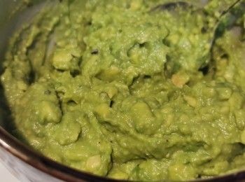 step1: 先將超熟牛油果切出並壓溶。再加入橄欖油、 黑胡椒和黑醋（生酮者必須注意黑醋來的糖份）。