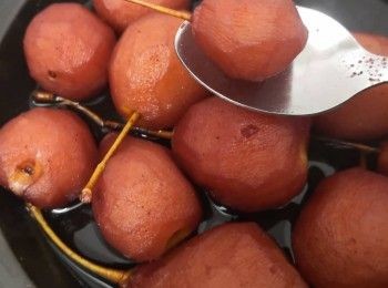 step3: 放入已去皮的梨仔浸煮，用匙羹撓著紅酒驗水至梨仔均勻上色