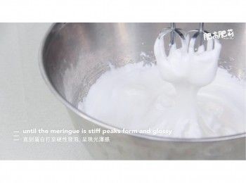 step5: 直到蛋白打至硬性發泡, 呈現光澤感, 再加入1茶匙鷹粟粉/玉米粉和1茶匙檸檬汁, 再攪拌多1分鐘直至均勻