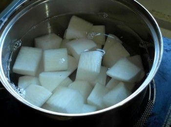 step2: 煮一鍋水，放入白蘿蔔煮15-20分鐘去掉澀味。