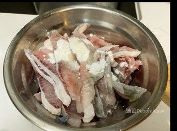step3: 脆肉鯇魚片清洗後，加入調味料醃製，放進雪櫃下格15分鍾。