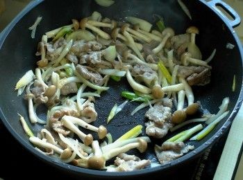step3: 鍋中放入豬肉片炒至熟後放入洋蔥絲、蔥段、鴻喜菇炒香