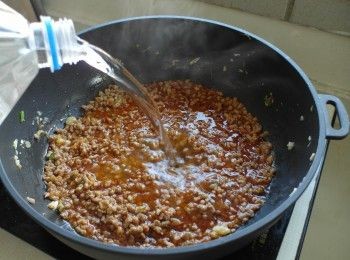 step4: 辣豆瓣醬炒開後加入醬油、米酒以及200cc左右的水