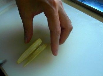 step1: 豆腐切塊。洋蔥切絲。鴻喜菇去根。玉米筍縱切對半。