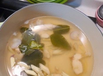 step2: 另將椰青水、乾蔥頭和香茅放入另一鍋中一同煮滾。煮滾後加入檸檬葉，轉小火煮約4分鐘。(如喜歡可加少許鹽作調味。)