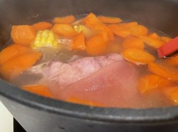 step1: 綠豆用水浸半小時，果皮浸軟去白色囊，章魚浸軟洗乾淨，蓮藕和紅蘿蔔去皮洗淨切件，粟米斬件，<a href="https://bit.ly/3ANJVUp" target="_blank" data-keyword="豬展" class="guide-link"><strong>豬展</strong></a> <span style="display:inline-block;vertical-align:middle;margin-top:-3px;color:initial;border-radius:3px;padding:2px 3px;font-size:12px;line-height:14px;background:#87d300;color:#fff;">即買</span> 斬件再汆水，預備一鍋大約3至3.5公升水，所有材料同煲，水滾後計時，再煲約兩小時。（今次我選用咸豬手代替<a href="https://bit.ly/3ANJVUp" target="_blank" data-keyword="豬展" class="guide-link"><strong>豬展</strong></a> <span style="display:inline-block;vertical-align:middle;margin-top:-3px;color:initial;border-radius:3px;padding:2px 3px;font-size:12px;line-height:14px;background:#87d300;color:#fff;">即買</span> ，一般用<a href="https://bit.ly/3ANJVUp" target="_blank" data-keyword="豬展" class="guide-link"><strong>豬展</strong></a> <span style="display:inline-block;vertical-align:middle;margin-top:-3px;color:initial;border-radius:3px;padding:2px 3px;font-size:12px;line-height:14px;background:#87d300;color:#fff;">即買</span> 就可以了。）