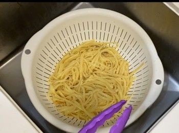 step4: 先把水喉開水，把扁意粉倒進筲箕中，稍稍沖水，瀝乾水備用。