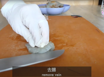 step1: 蝦去頭，剝殼，去腸
